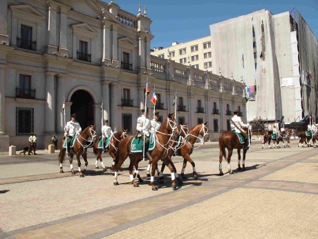 013 - Santiago, výměna stráží před prezid.palácem