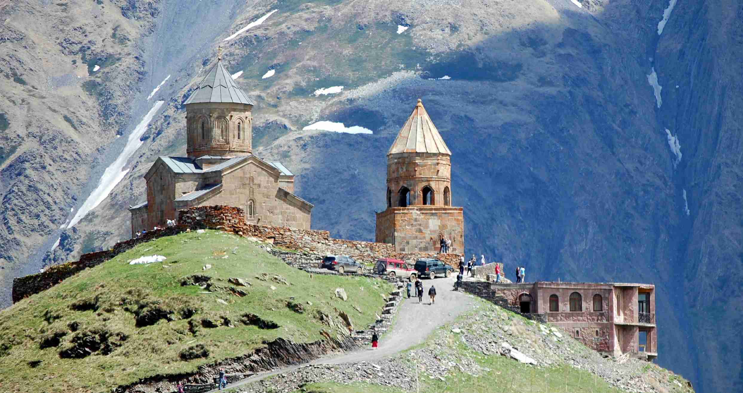 020a Stepantsminda - Gergeti Church