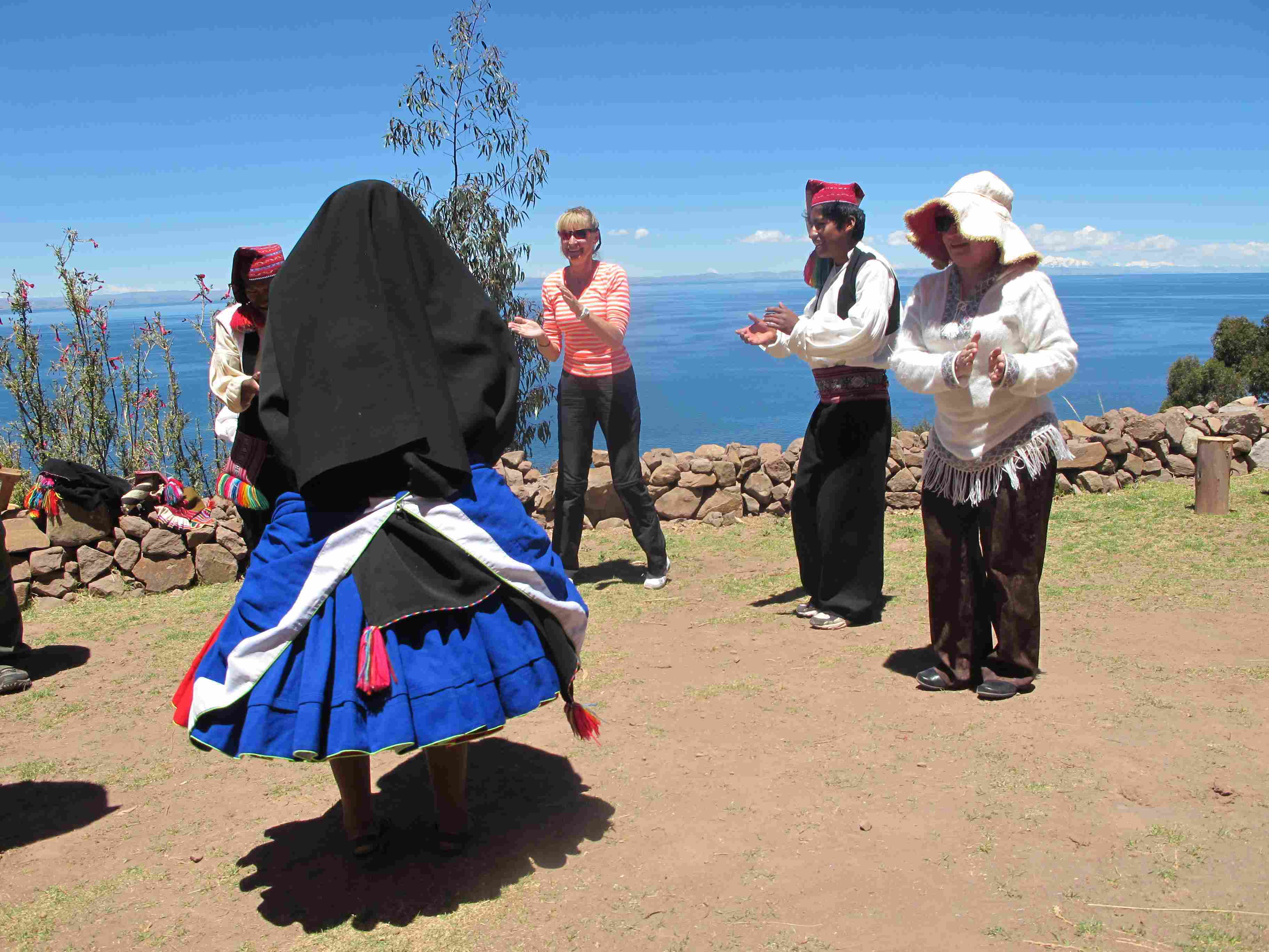 30 Isla Taquile - taneček s indiány